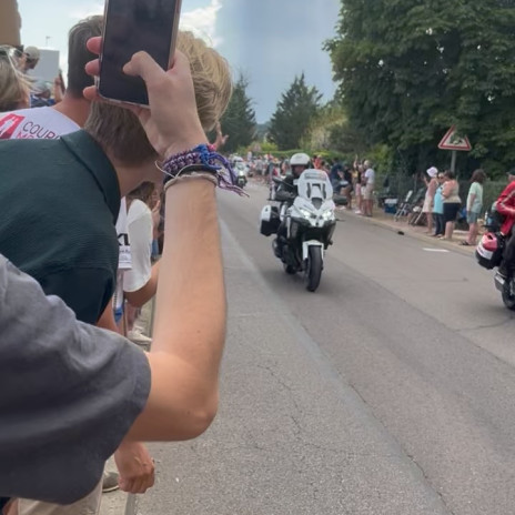 ?    ?  ! ?

Hier, nous avons eu le plaisir de vivre le passage du Tour de France dans une ambiance festive et conviviale ! 

Un grand merci à toutes les personnes qui sont venues participer à nos animations devant l’Office de Tourisme. 
Votre bonne humeur et votre enthousiasme ont largement contribué à la réussite de cette belle journée. 

 Félicitations à Simon, grand gagnant de notre jeu-concours « Qui fera exploser le compteur ? » avec une performance de 310 watts ! 

 Un immense merci à Roule&Grimpe pour le prêt de son vélo, qui a permis de proposer l’animation home trainer et de faire vivre cette belle expérience aux participants.

 Merci également à zocvelosservices pour son généreux bon cadeau offert comme lot de notre jeu-concours.

 Retrouvez en images les meilleurs moments de cette journée et n’hésitez pas à partager vos souvenirs en commentaire !